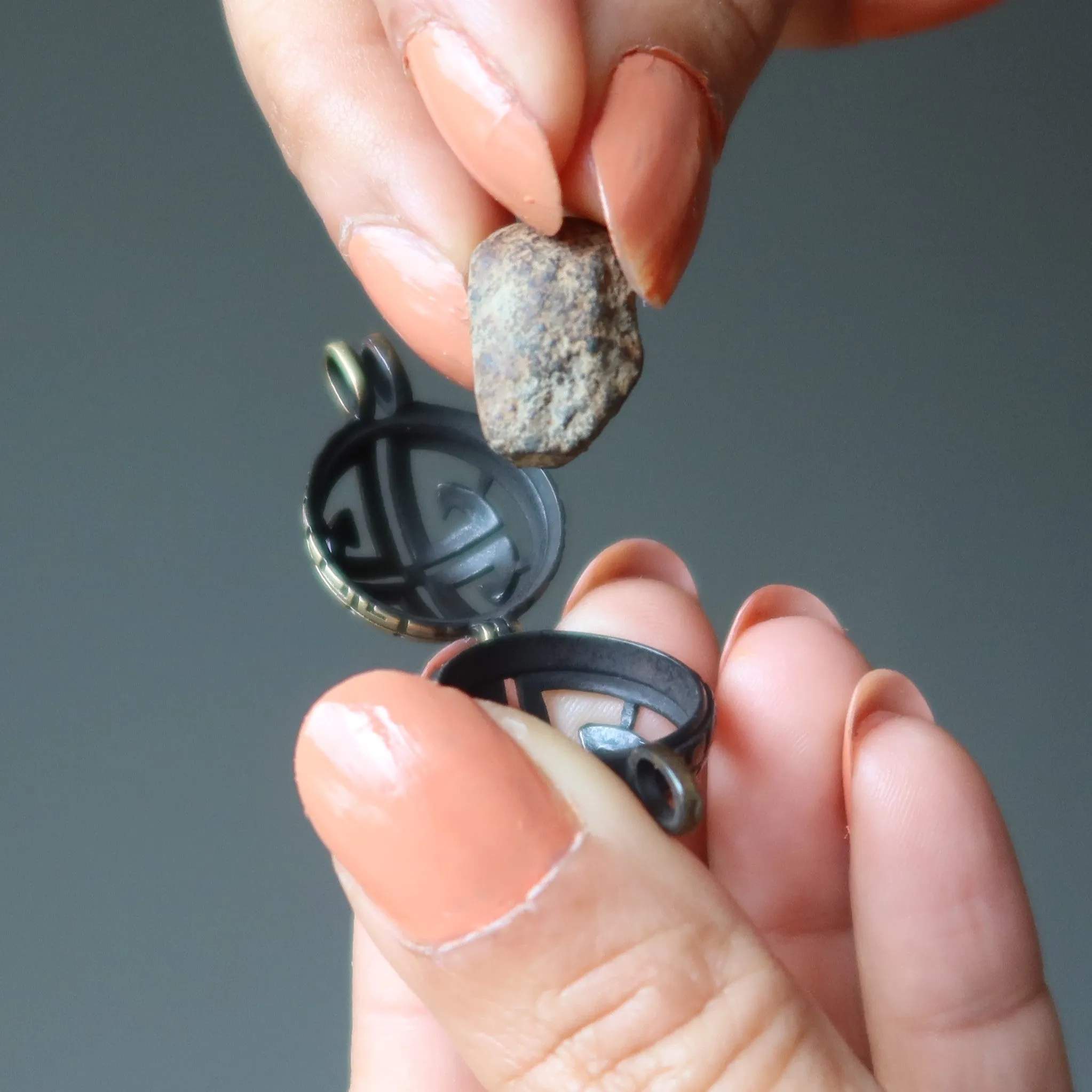 Gao-Guenie Meteorite Pendant Galaxy Power Space Stone Locket