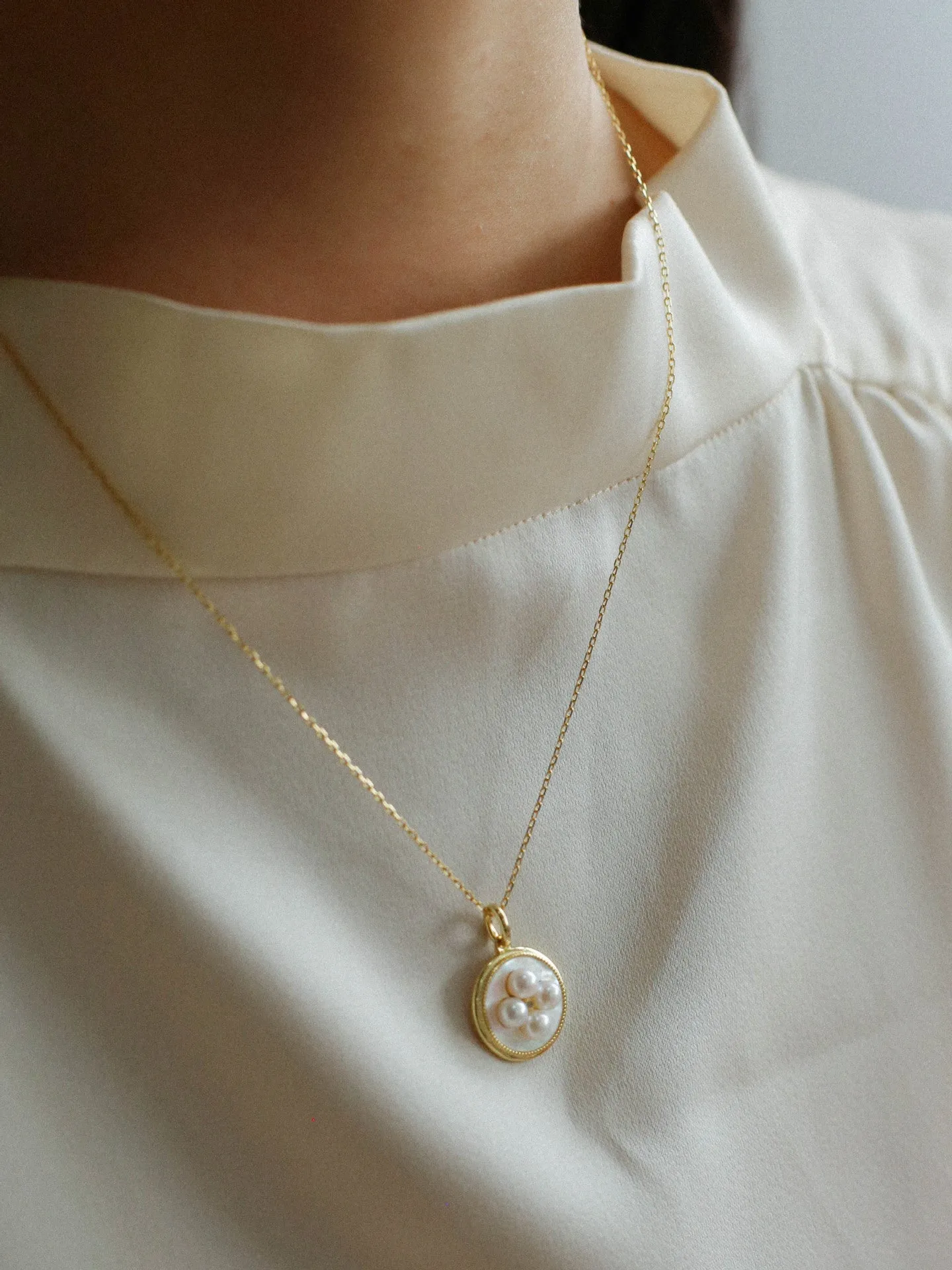 Round White Shell and Pearl Pendant Necklace