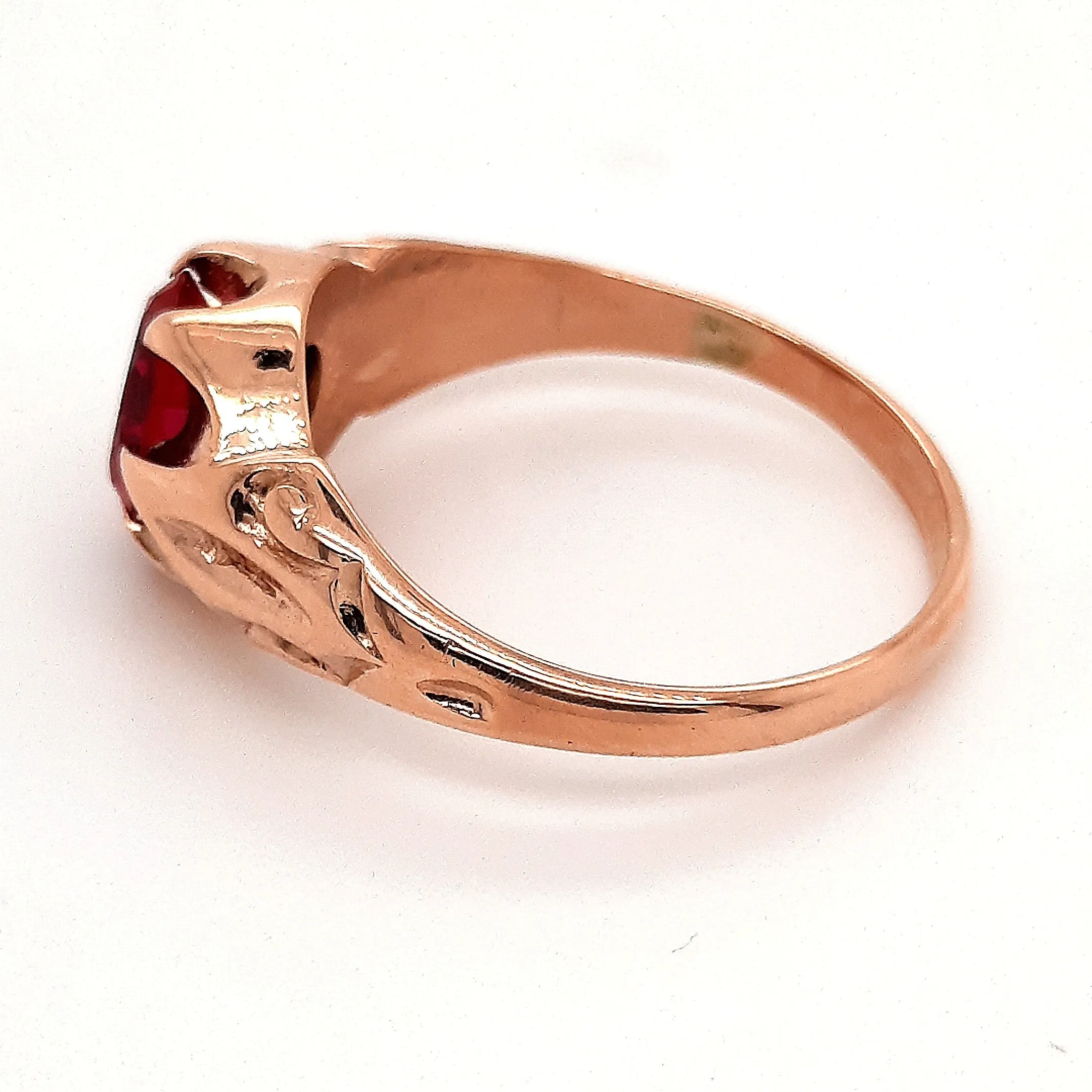 Ruby Yellow Gold Ring with Patterned Shoulders